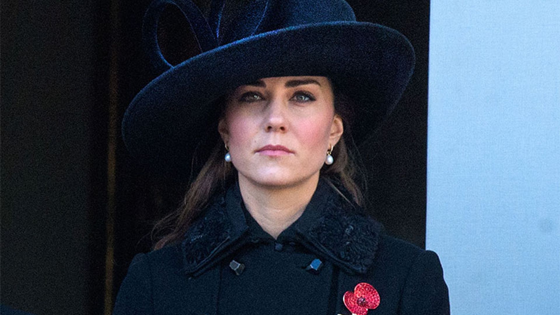 Kate-Middleton-poppy-brooch-t.jpg