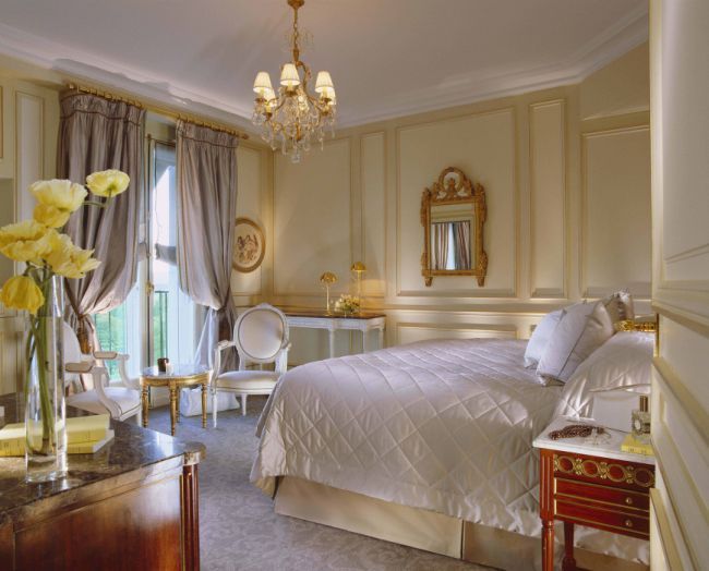 Le-Meurice-deluxe-suite-bedroom