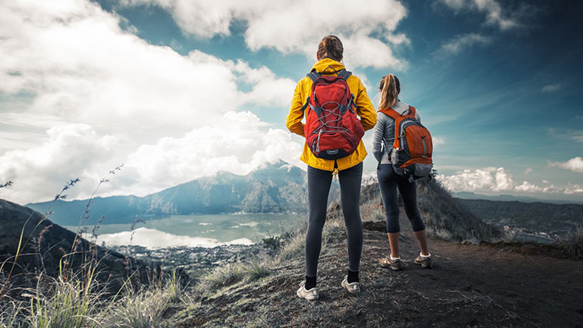 Backpacking: the ultimate guide for beginners - Backpackers Looking At View T