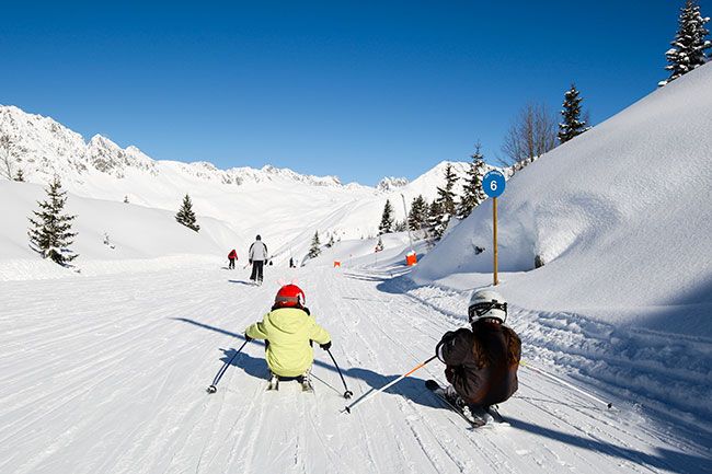 skiing-piste-family
