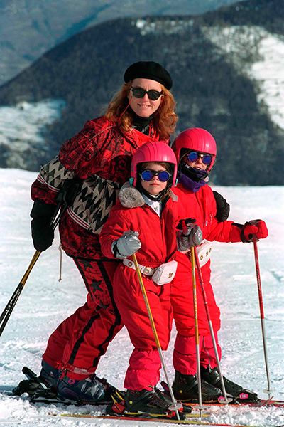 sarah-ferguson-princess-beatrice-eugenie-skiing