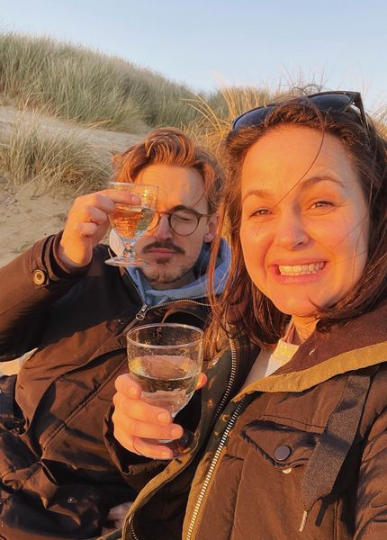 giovanna-fletcher-and-tom-drinking-wine-on-beach-in-east-sussex
